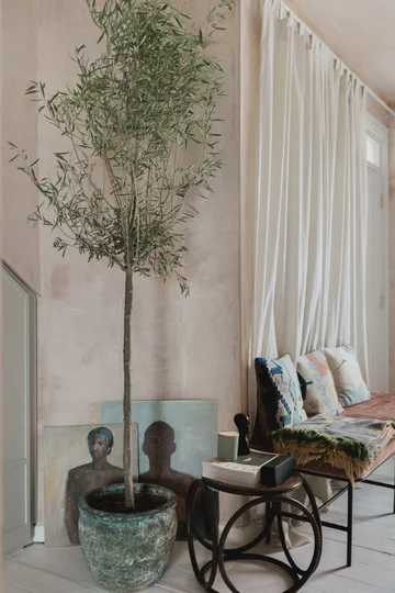 Śródziemnomorski klimat w pochmurnym Londynie, projekt Red Deer downloadfor.press, red deer