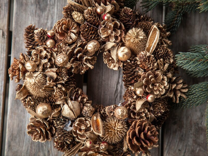 Naturalny stroik z&nbsp;szyszek to&nbsp;najpopularniejsza dekoracja świąteczna 2025 &ndash; tani, efektowny i&nbsp;prosty do&nbsp;zrobienia w&nbsp;domu