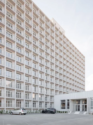 Dawny hotel robotniczy w Koszycach odzyskał modernistyczną godność, projekt  Atrium Architekti 