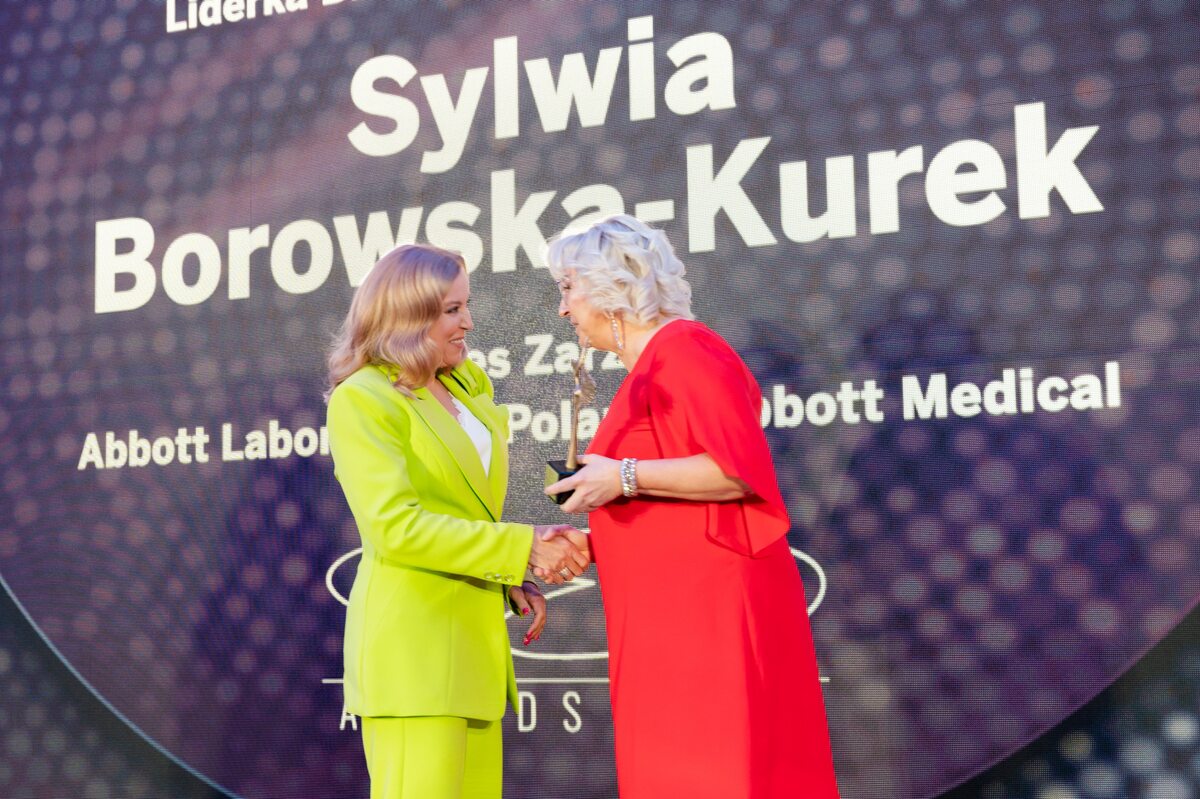 Prezes Zarządu Abbott Laboratories Poland i Abbott Medical Sylwia Borowska-Kurek odbiera nagrodę 
