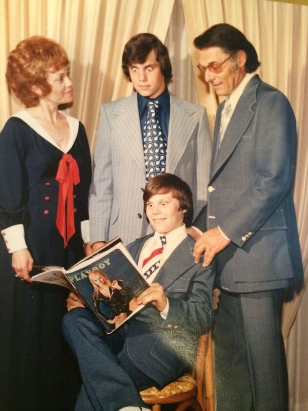 13. "Mój zabawny ojciec (z magazynem), moja babcia, dziadek i wujek w 1972 roku".
