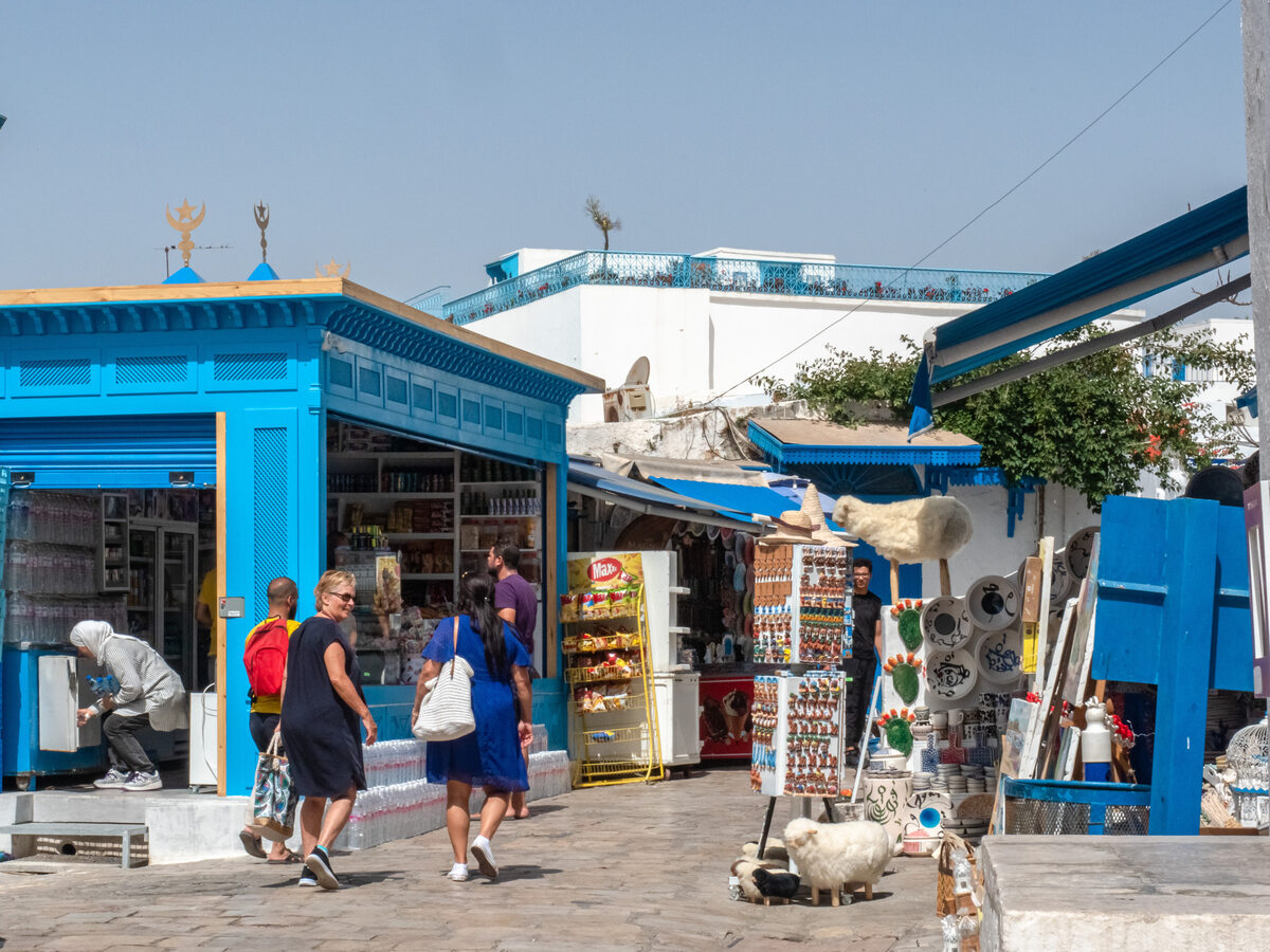 Kramy i restauracje na głównej ulicy w Sidi Bou Said 
