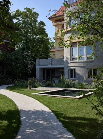 Renowacja willi z lat 30. w Pradze. Projekt Atelier Hajný 