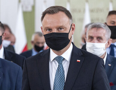 Miniatura: Duda nosi maseczkę, chociaż „nie ułatwia...