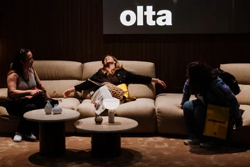 Stoisko Olta na Salone del Mobile 2026 – przestrzeń zaprojektowana jak domowy azyl, w którym design zaczyna się od komfortu 