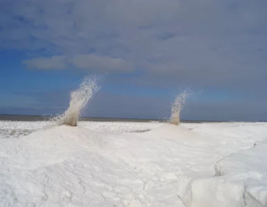 Miniatura: Niezwykłe lodowe wulkany na jeziorze...