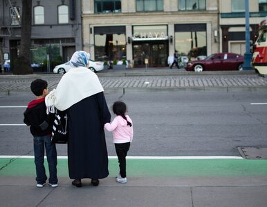Miniatura: Muzułmanie rozdają dzieciom pieniądze na...