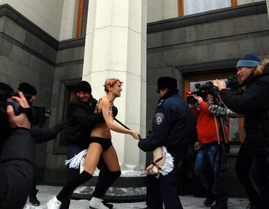 Miniatura: Dziewczyny topless przed parlamentem. W...