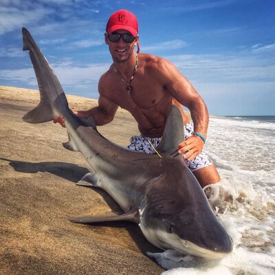 Miniatura: Elliot Sudal wyławiający rekiny