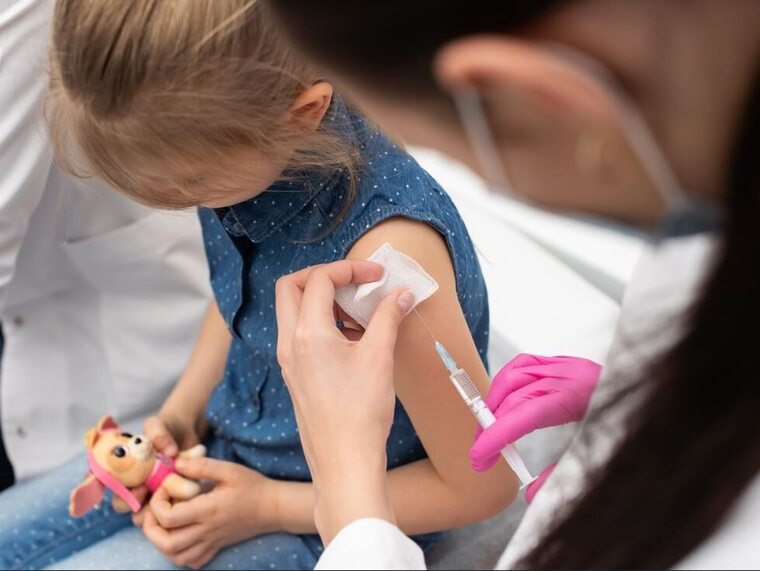 Dziecko przyjmuje szczepionkę