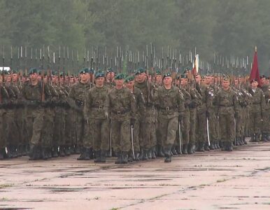 Miniatura: Żołnierze ćwiczą na warszawskim Bemowie