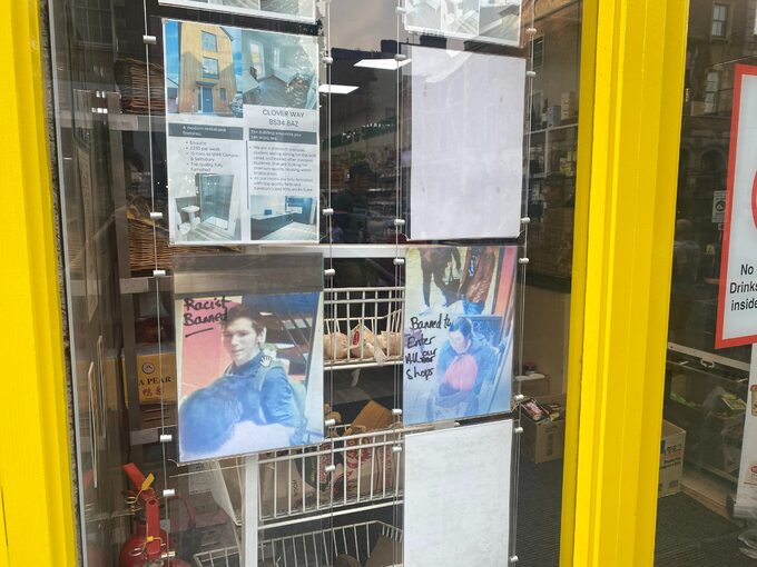 Zdjęcia klientów na drzwiach sklepu to częsty widok w Bristolu