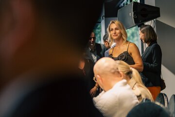 Jubileusz 21-lecia HOLA Design był okazją do spotkania przedstawicieli świata architektury, designu, sztuki i rynku nieruchomości. Wieczór zainaugurował nowy cykl wydarzeń poświęconych współczesnej architekturze, wzornictwu i stylowi życia 