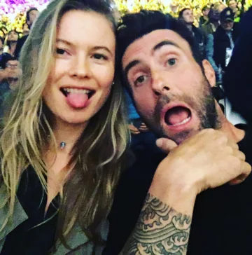 Behati Prinsloo i Adam Levine 