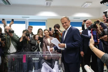 Lider PO Donald Tusk zagłosował w Szkole Podstawowej nr 310 w Warszawie 