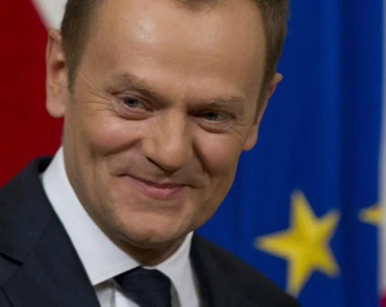 Miniatura: Kaczyński strzela sobie w kolano, a Tusk...