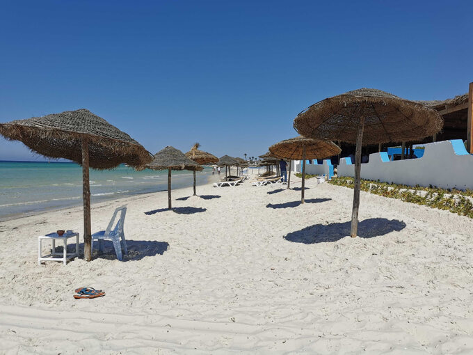 Pusta plaża w Tunezji