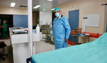 Dyrektor dr Sławomir Wysocki zwiedzający blok operacyjny w&nbsp;szpitalu na&nbsp;Syros