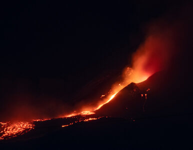Wybuch wulkanu Etna. Wyrzuca lawę i kłęby dymu