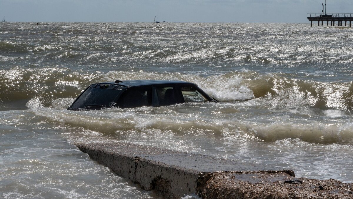 Range Rover podmywany przez morskie fale 