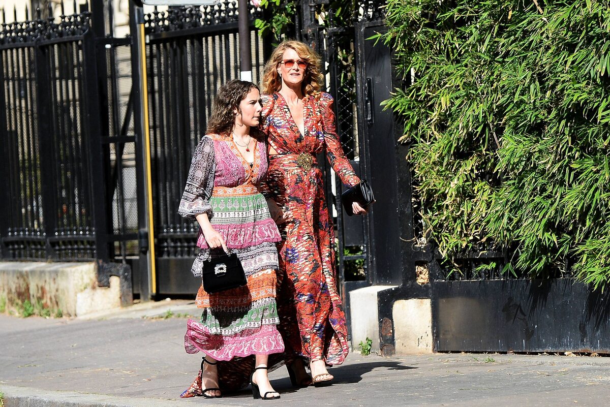 Laura Dern z córką w drodze na wesele 
