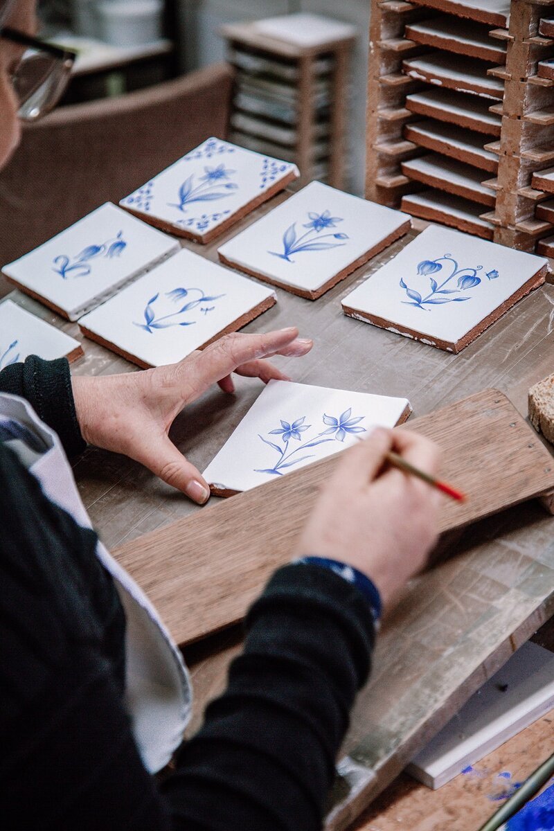 Te biało-niebieskie kafelki miały być pass&eacute;. Dziś to&nbsp;one nadają wnętrzom charakter, kt&oacute;ry zapamiętasz na&nbsp;długo