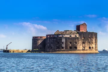 Fort Aleksander, Rosja XIX-wieczny fort został początkowo wzniesiony do obrony St Petersburga. Później przekształcono go w ośrodek badawczy nad chorobami zakaźnymi. W czasach sowieckich służył jako magazyn amunicji dla marynarki wojennej ZSRR. Na początku XXI wieku odbywały się w nim imprezy muzyki rave. Zwraca uwagę, że budynek jest bardzo podobny do francuskiego Fortu Boyard.