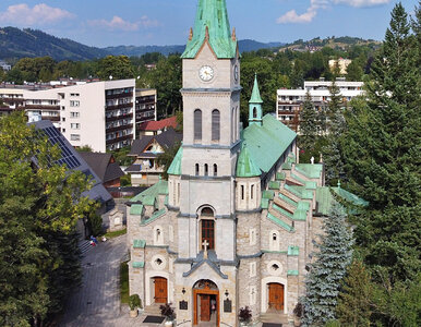 Miniatura: Karuzela i strzelnica przy kościele. W...