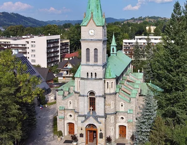 Miniatura: Karuzela i strzelnica przy kościele. W...