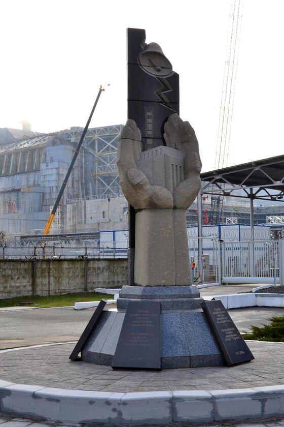Blok IV w Czarnobylu, pomnik likwidatorów skutków awarii Zdjęcie wykonane pod koniec października, jeszcze przed nasunięciem sarkofagu