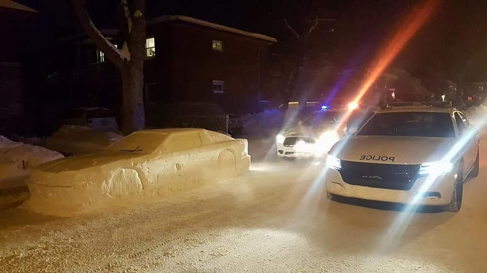 Samochód ze śniegu i interwencja policji 