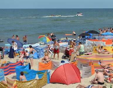 Plaża w Mielnie tonie w odpadach. Turyści śmiecą i narzekają, a...