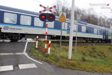 Auto miało kolizję z&nbsp;pociągiem Intercity