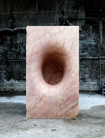 Anish Kapoor, Sophia, 2003, marmur viagaryjski, 215 x 123 x 133 cm