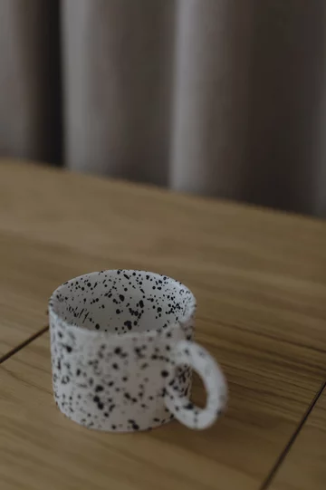 Projekt MIKOŁAJSKAstudio pokazuje, że styl japandi to nie tylko estetyka, ale przede wszystkim świadomie zaprojektowana przestrzeń sprzyjająca codziennemu komfortowi i wyciszeniu 