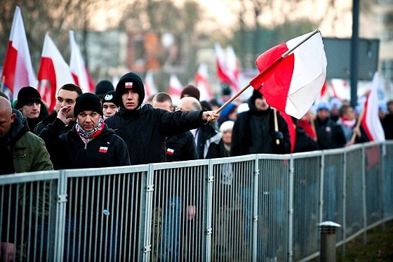 Uczestnicy "Marszu Niepodległości" zmierzali pod pomnik Romana Dmowskiego (fot. Jakub Czermiński)
