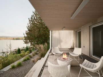 Komfortowy dom nad brzegiem jeziora, projekt MUUK Architecture 