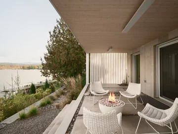 Komfortowy dom nad brzegiem jeziora, projekt MUUK Architecture 