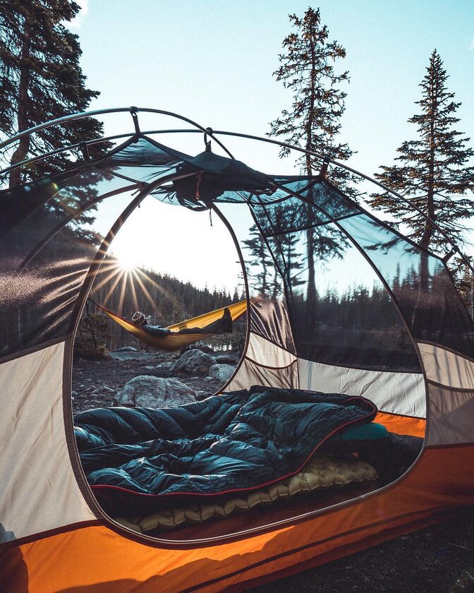 Przezroczysty namiot wpisujący się w trend „transparent camping” 
