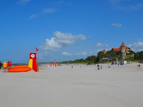 Miniatura: Polacy na plaży w Łebie dali się ponieść...