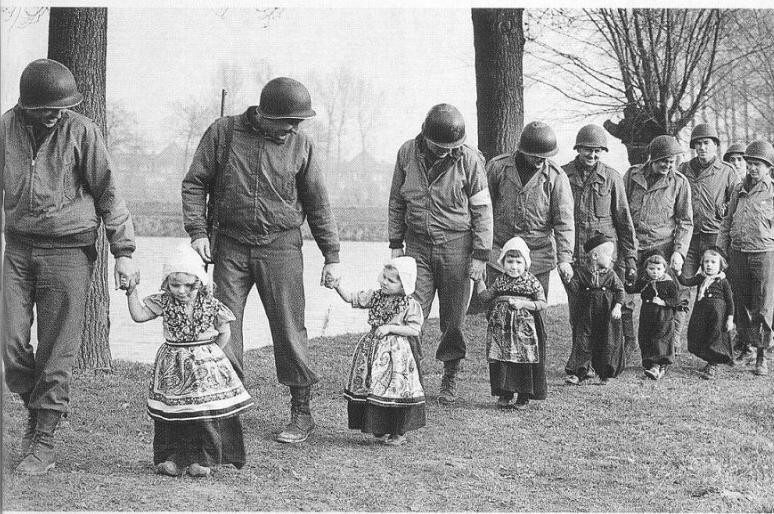 Amerykańscy żołnierze tańczą z holenderskimi dziećmi (II WŚ, 1944-45)