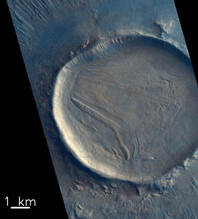 Nienazwany krater o pofałdowanej powierzchni 