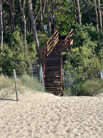 Wąskie i&nbsp;strome zejście na&nbsp;plażę