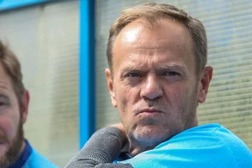 Donald Tusk w trakcie meczu z okazji swoich 60. urodzin, 2017 rok 