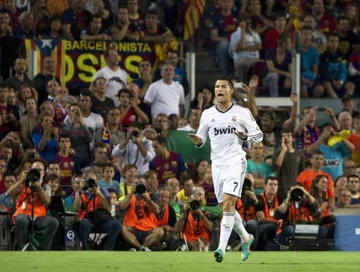 .. a tak z pierwszego gola cieszył się Cristiano Ronaldo, który znowu uciszył trybuny Camp Nou. (fot. PAP/EPA/ALEJANDRO GARCIA)