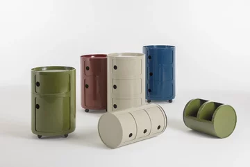 Componibili Anny Castelli Ferrieri, zaprojektowana w 1969 roku dla marki Kartell, powraca w sześciu kolorach. Charakterystyczna cylindryczna forma i przesuwne drzwiczki pozostają znakiem rozpoznawczym tego projektu 