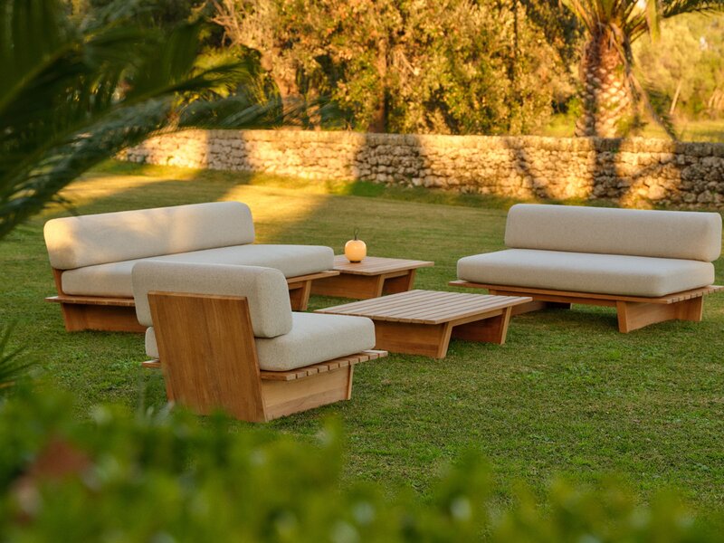 Kolekcja Eiko, Westwing Collection &ndash; minimalistyczne meble outdoor inspirowane estetyką Japandi, wykonane z&nbsp;naturalnego drewna tekowego, tworzą harmonijną i&nbsp;ponadczasową przestrzeń relaksu na&nbsp;tarasie lub&nbsp;w&nbsp;ogrodzie