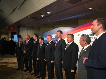 Polska delegacja na&nbsp;lotnisku w&nbsp;Singapurze