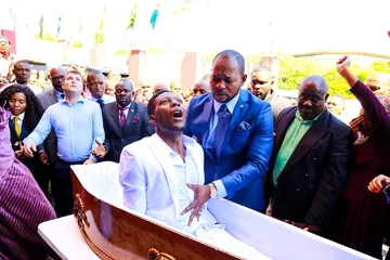 Alph Lukau podczas rzekomego wskrzeszenia Trevodene'a Trevora 