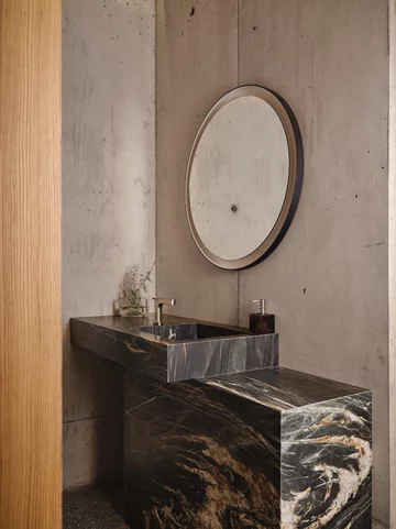 Z pozoru surowy, w środku pełen światła, projekt Williamson Williamson 